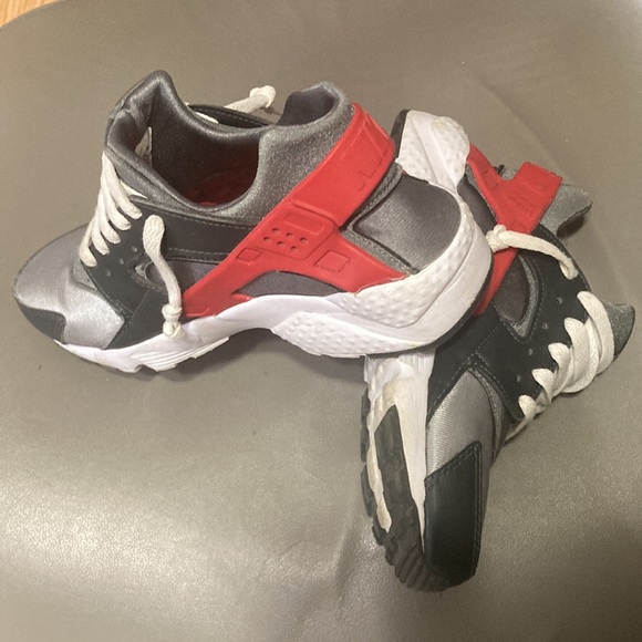 Kids 5.5y Nike air huarache - used 7/10 condition asking $45 obo - Picture 4 of 4